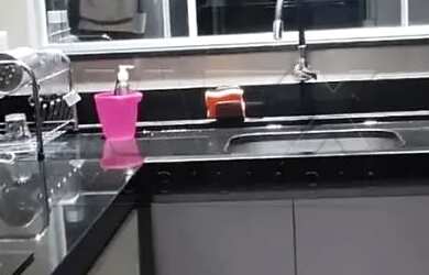 Imagem: A casa possui 3 Dormitórios, 3 Banheiros, 2 Vagas na garagem