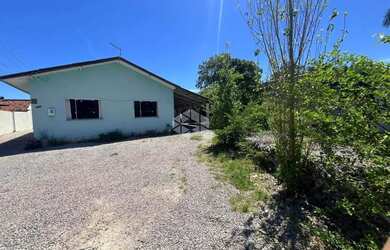 Imagem: A casa possui 2 Dormitórios, 1 Banheiro, 4 Vagas na garagem