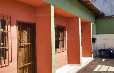 Imagem: A casa possui 4 Dormitórios, 1 Banheiro, 2 Vagas na garagem