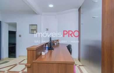 Imagem: O depósito para alugar possui 3 Vagas na garagem e 170m² de