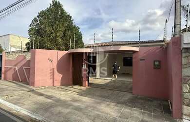 Imagem: A casa possui 3 Dormitórios, 5 Banheiros, 4 Vagas na garagem