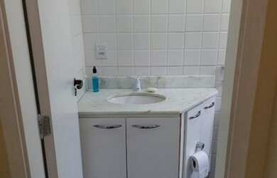 Imagem: O apartamento possui 2 Dormitórios, 1 Banheiro, 1 Vaga na garagem