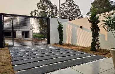 Imagem: A casa possui 2 Dormitórios, 1 Banheiro, 2 Vagas na garagem