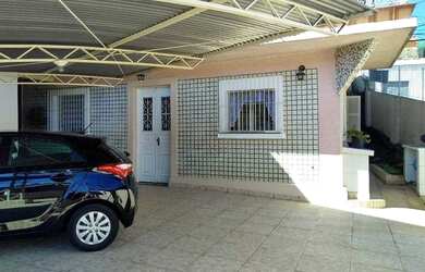 Imagem: A casa possui 5 Dormitórios, 2 Banheiros, 4 Vagas na garagem