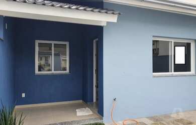 Imagem: A casa possui 3 Dormitórios, 2 Banheiros, 2 Vagas na garagem