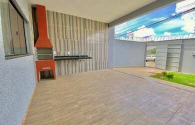 Imagem: A casa possui 2 Dormitórios, 2 Banheiros, 2 Vagas na garagem