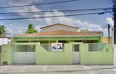 Imagem: A casa possui 5 Dormitórios, 4 Banheiros e 3 Vagas na garagem