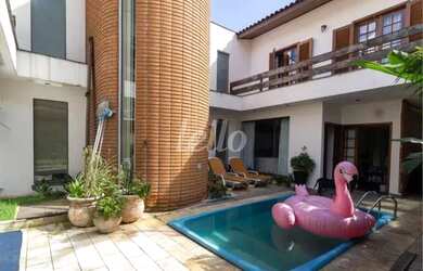 Imagem: A casa possui 3 Dormitórios, 3 Banheiros, 3 Vagas na garagem