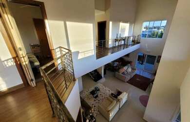 Imagem: A casa em condomínio possui 4 Dormitórios, 5 Banheiros, 4