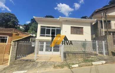 Imagem: A casa possui 3 Dormitórios, 3 Banheiros, 1 Vaga na garagem