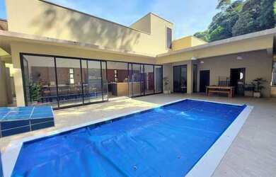 Imagem: A casa possui 4 Dormitórios, 4 Banheiros, 5 Vagas na garagem