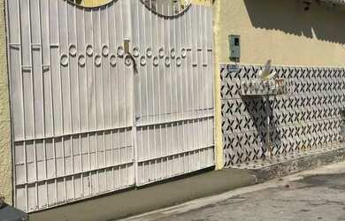 Imagem: A casa possui 2 Dormitórios, 1 Banheiro e 2 Vagas na garagem