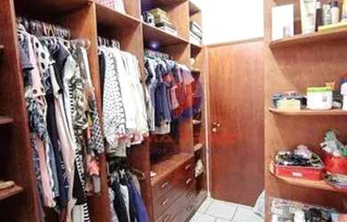 Imagem: A casa possui 4 Dormitórios, 5 Banheiros, 5 Vagas na garagem