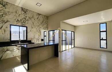 Imagem: A casa possui 2 Dormitórios, 1 Banheiro, 2 Vagas na garagem