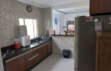 Imagem: A casa possui 3 Dormitórios, 1 Banheiro, 2 Vagas na garagem