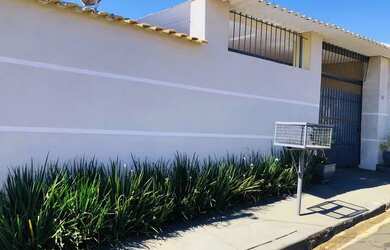 Imagem: A casa possui 4 Dormitórios, 3 Banheiros, 2 Vagas na garagem