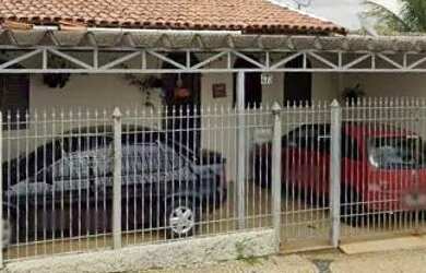 Imagem: A casa possui 2 Dormitórios, 2 Banheiros, 2 Vagas na garagem