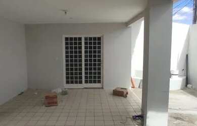 Imagem: A casa possui 3 Dormitórios, 3 Banheiros, 5 Vagas na garagem