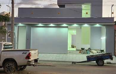 Imagem: A casa possui 3 Dormitórios, 4 Banheiros, 5 Vagas na garagem