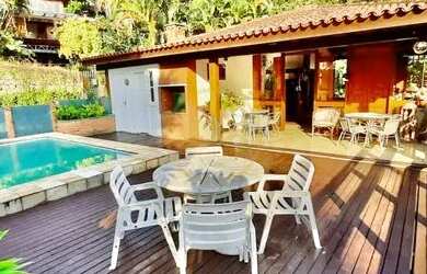 Imagem: A casa possui 4 Dormitórios, 5 Banheiros, 3 Vagas na garagem