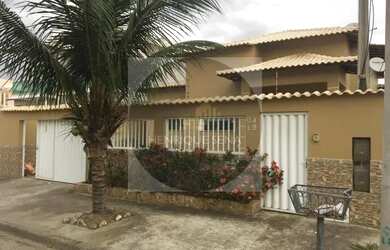 Imagem: A casa possui 3 Dormitórios, 2 Banheiros, 2 Vagas na garagem