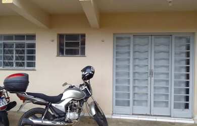 Imagem: A casa possui 3 Dormitórios, 2 Banheiros, 1 Vaga na garagem