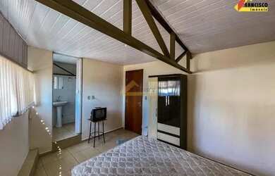 Imagem: A casa possui 2 Dormitórios, 1 Banheiro, 1 Vaga na garagem