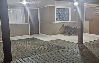 Imagem: A casa possui 2 Dormitórios, 1 Banheiro, 1 Vaga na garagem