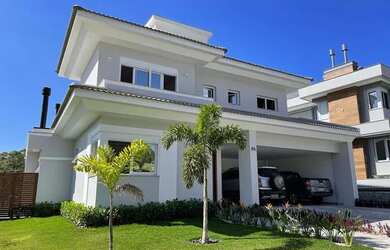 Imagem: A casa possui 4 Dormitórios, 5 Banheiros, 2 Vagas na garagem