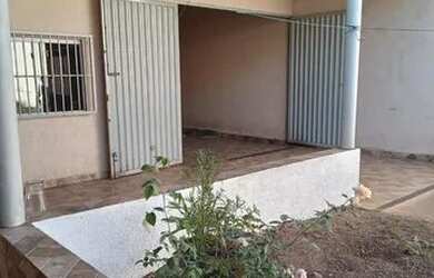 Imagem: A casa possui 4 Dormitórios, 2 Banheiros, 4 Vagas na garagem