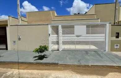 Imagem: A casa possui 3 Dormitórios, 2 Banheiros, 2 Vagas na garagem