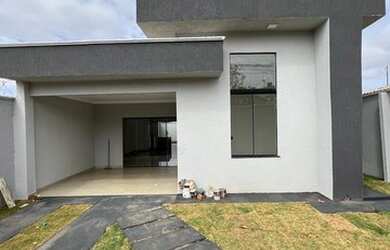 Imagem: A casa possui 3 Dormitórios, 2 Banheiros, 2 Vagas na garagem