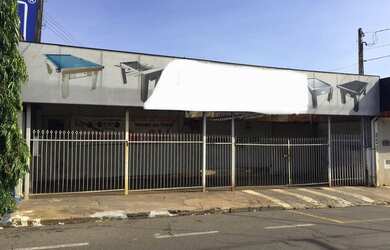 Imagem: O depósito possui 2 Vagas na garagem e 180m² de Área e está