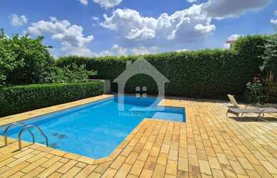 Imagem: A casa possui 3 Dormitórios, 2 Banheiros, 2 Vagas na garagem