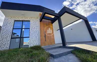 Imagem: A casa possui 3 Dormitórios, 1 Banheiro, 2 Vagas na garagem