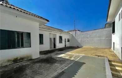 Imagem: A casa possui 4 Dormitórios, 2 Banheiros, 2 Vagas na garagem