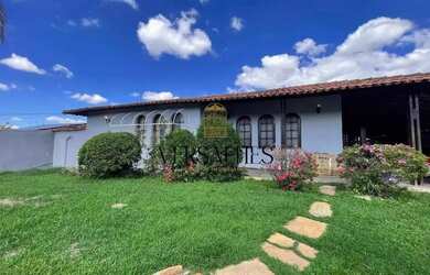 Imagem: A casa possui 5 Dormitórios, 3 Banheiros, 4 Vagas na garagem