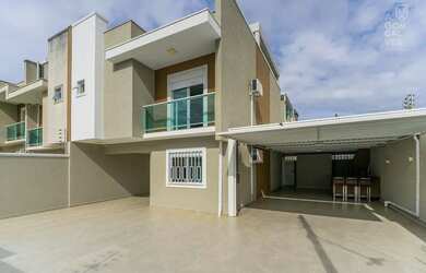 Imagem: A casa possui 4 Dormitórios, 2 Banheiros, 5 Vagas na garagem