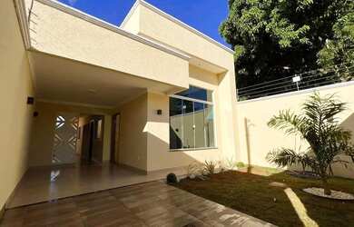 Imagem: A casa possui 3 Dormitórios, 2 Banheiros, 2 Vagas na garagem