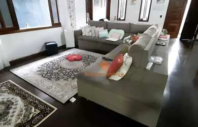 Imagem: A casa possui 5 Dormitórios, 5 Banheiros, 3 Vagas na garagem