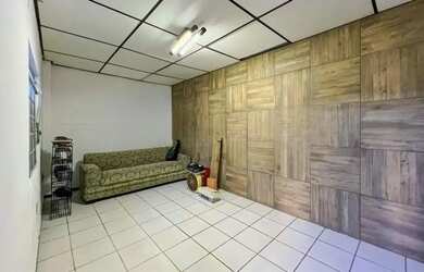 Imagem: A casa possui 1 Dormitório, 1 Banheiro, 1 Vaga na garagem