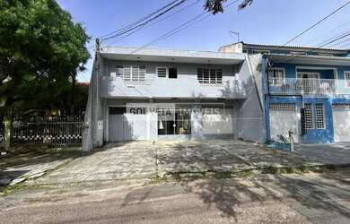 Imagem: A casa possui 3 Dormitórios, 3 Banheiros, 4 Vagas na garagem