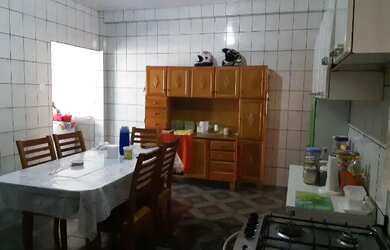 Imagem: A casa possui 4 Dormitórios, 3 Banheiros, 3 Vagas na garagem