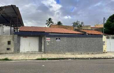 Imagem: A casa possui 3 Dormitórios, 2 Banheiros, 2 Vagas na garagem