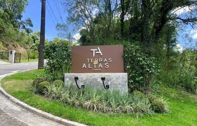 Imagem: O terreno possui 745m² de Área e está localizado em Pórtico