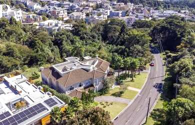 Imagem: A casa em condomínio possui 4 Dormitórios, 5 Banheiros, 5