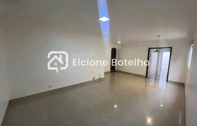 Imagem: A casa possui 4 Dormitórios, 2 Banheiros, 3 Vagas na garagem