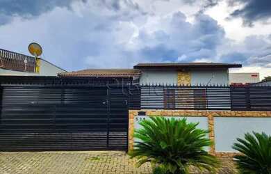 Imagem: A casa possui 3 Dormitórios, 3 Banheiros, 5 Vagas na garagem