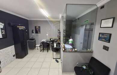 Imagem: A casa possui 5 Dormitórios, 2 Banheiros, 220m² de Área e