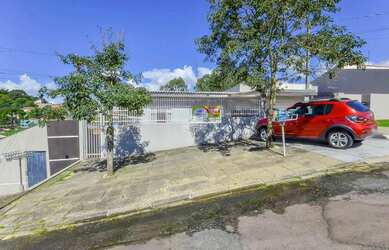 Imagem: A casa possui 5 Dormitórios, 3 Banheiros, 2 Vagas na garagem